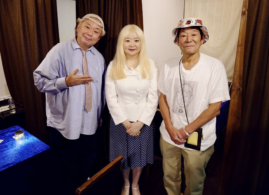 ダンカンさん、鈴木おさむさんによる書籍『でも大丈夫 それでも僕らは生きていく』の取材企画、対談鑑定の様子